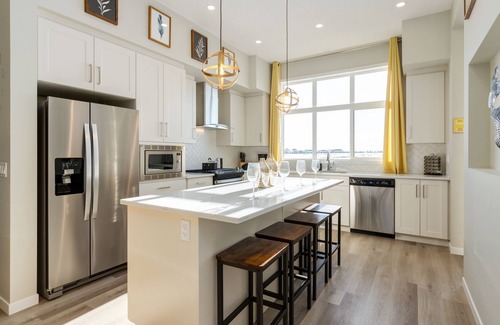 Southeast Calgary Casa | Sleeps 28~Events~FamilyReunions~4Kitchens~6FamilyRooms~12Bedrooms~9Bathrooms