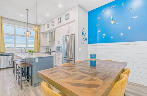 Southeast Calgary Casa | Sleeps 28~Events~FamilyReunions~4Kitchens~6FamilyRooms~12Bedrooms~9Bathrooms