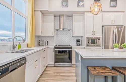Southeast Calgary Casa | Sleeps 28~Events~FamilyReunions~4Kitchens~6FamilyRooms~12Bedrooms~9Bathrooms