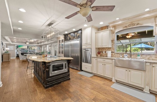 Seminole Casa | Sleeps 28, Events, Salt Pool/Spa, Outdoor Kichen