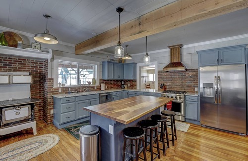 Garden Valley Otro | Sleeps 29! 9-bedroom 8-Bath 3-Kitchen, Historic McBride Farm in Garden Valley