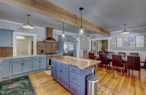 Garden Valley Otro | Sleeps 29! 9-bedroom 8-Bath 3-Kitchen, Historic McBride Farm in Garden Valley