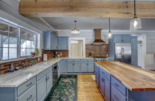 Garden Valley Otro | Sleeps 29! 9-bedroom 8-Bath 3-Kitchen, Historic McBride Farm in Garden Valley