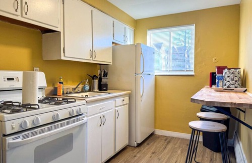 Mount Oliver Apartamento | Sleeps 4! 1 Bedroom, 3 Beds w/ Parking + WIFI