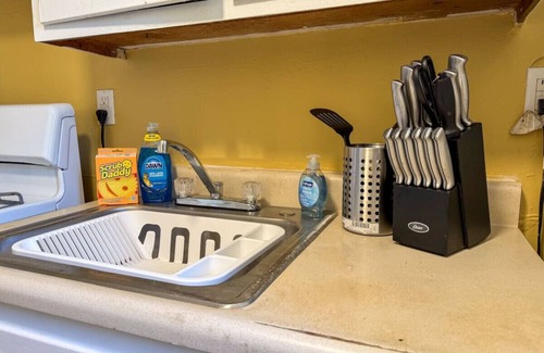 Mount Oliver Apartamento | Sleeps 4! 1 Bedroom, 3 Beds w/ Parking + WIFI