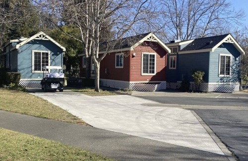 Napa Cabaña | Sleeps 4! 1 Queen Size Bed with fold out couch. Unit has fridge, stove/microwave