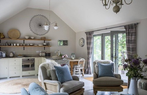 Hele Cabaña | (Sleeps 4) Converted Barn with hot tub