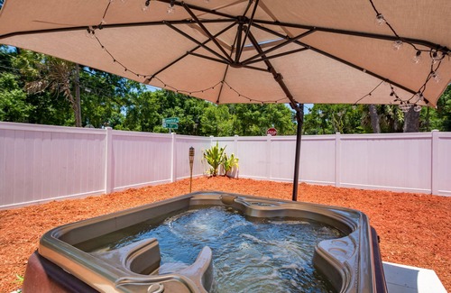 Tampa Casa | Sleeps 4 Hot Tub Fenced INN