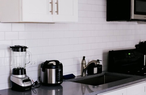 Irving Park East Apartamento | Sleeps 4 New Modern 1BR Workspace