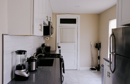 Irving Park East Apartamento | Sleeps 4 New Modern 1BR Workspace