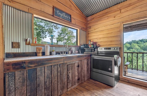 Lynx Cabina | Sleeps 4| Private Bathroom | Stunning Views