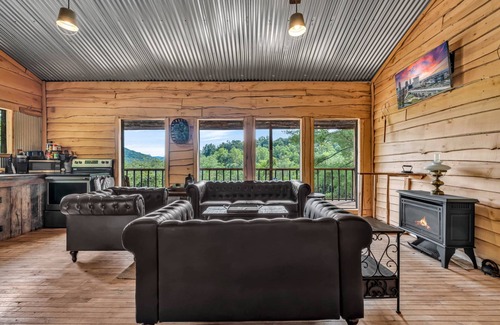 Lynx Cabina | Sleeps 4| Private Bathroom | Stunning Views