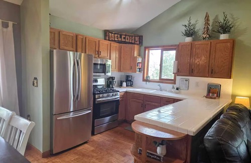 Cripple Creek Cabina | ★ Sleeps 4 ★ Surrounding Mtn + Aspen Vistas + Hot Tub + Game Room