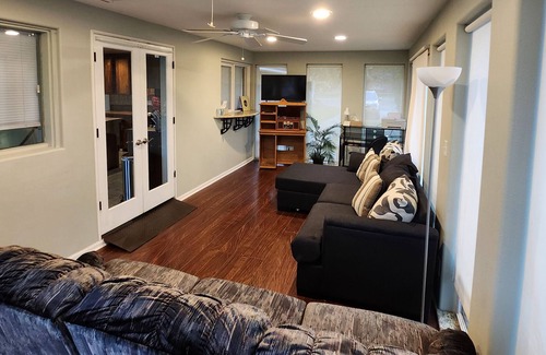 Tri-Cities Casa | Sleeps 4+that good doggy!Comfy, close to golf, restaurants & C.River Prk events!
