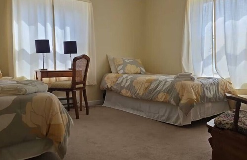 Gaston Cama Y Desayuno | Sleeps 40-20BR Wine Country-Fireplace-Free Parking