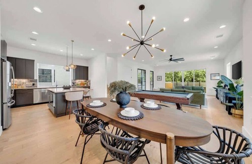 Riverside Casa | Sleeps 42! 2 Pools & Game Room 11BR near Downtown