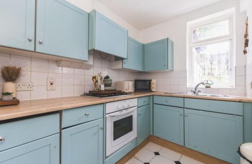 West Kensington Apartamento | Sleeps 5! Cozy Kensington Flat, 4 Mins To Station!