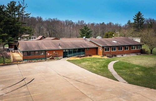 Neillsville Cabina | A short walk outside your cabin you can enjoy a great meal and at the Riviera Pub and Grill