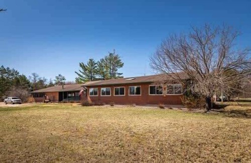 Neillsville Cabina | A short walk outside your cabin you can enjoy a great meal and at the Riviera Pub and Grill