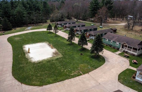 Neillsville Cabina | A short walk outside your cabin you can enjoy a great meal and at the Riviera Pub and Grill