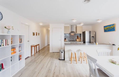 Torquay Casa | Sleeps 6 - Private Deck - Reading Bungalow