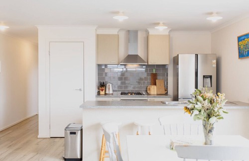 Torquay Casa | Sleeps 6 - Private Deck - Reading Bungalow