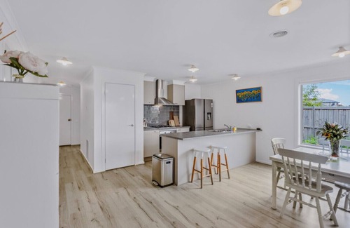 Torquay Casa | Sleeps 6 - Private Deck - Reading Bungalow