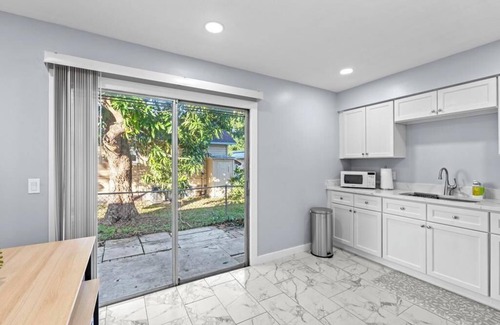 Lake Worth Apartamento | Sleeps 6 PS5 + 65” TV Renovated 2-BR Fast WiFi 2 Parking Spaces