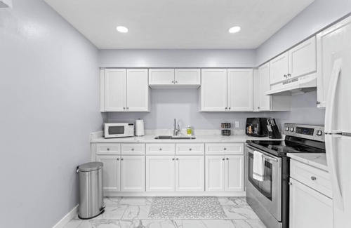 Lake Worth Apartamento | Sleeps 6 PS5 + 65” TV Renovated 2-BR Fast WiFi 2 Parking Spaces