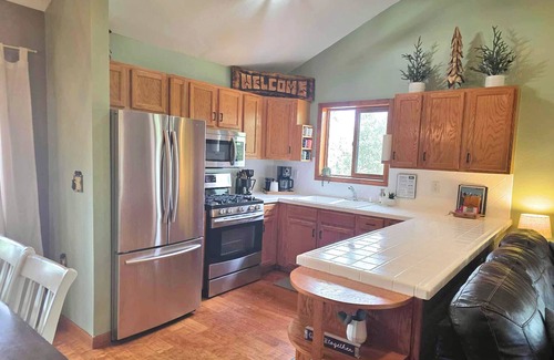 Cripple Creek Cabina | ★ Sleeps 6 ★ Surrounding Mtn + Aspen Vistas + Hot Tub + Game Room