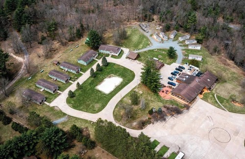 Neillsville Apartamento | Enjoy this log style loft home that sleeps up to 7 guests. Enjoy the amenities of the Riviera Resort
