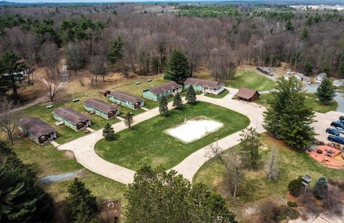 Neillsville Apartamento | Enjoy this log style loft home that sleeps up to 7 guests. Enjoy the amenities of the Riviera Resort