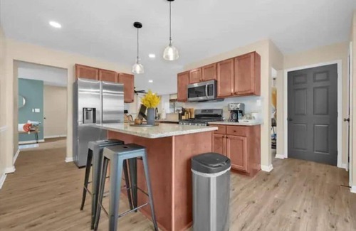 Lilburn Casa | Sleeps 7, w BBQ, GameRm & Fire pit/ Pet Friendly