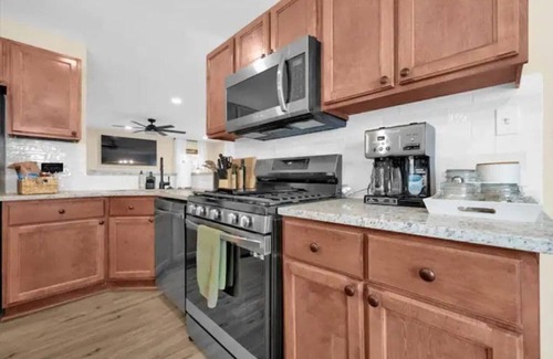 Lilburn Casa | Sleeps 7, w BBQ, GameRm & Fire pit/ Pet Friendly