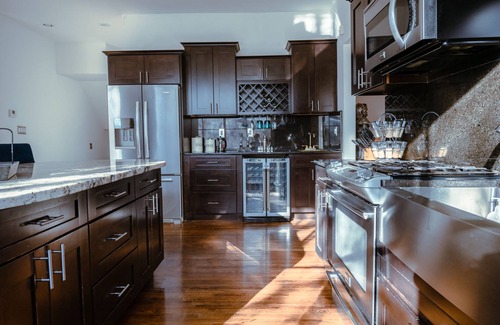 Southmoreland Casa | Sleeps 8, 7 Queen Beds, Centrally Located, Near Downtown KC & County Club Plaza
