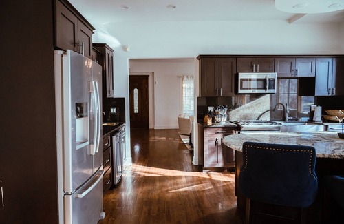 Southmoreland Casa | Sleeps 8, 7 Queen Beds, Centrally Located, Near Downtown KC & County Club Plaza