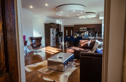Southmoreland Casa | Sleeps 8, 7 Queen Beds, Centrally Located, Near Downtown KC & County Club Plaza
