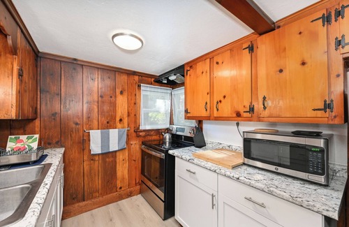 Portage Lakes Cabina | Sleeps 8 + BBQ + AC + Near Lake