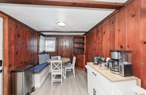 Portage Lakes Cabina | Sleeps 8 + BBQ + AC + Near Lake