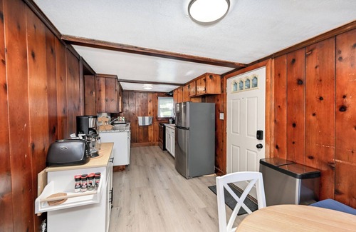 Portage Lakes Cabina | Sleeps 8 + BBQ + AC + Near Lake