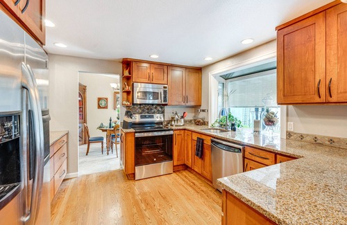 Education Hill Casa | Sleeps 8 central to Redmond Town Center, Microsoft and Woodinville Wine Country.