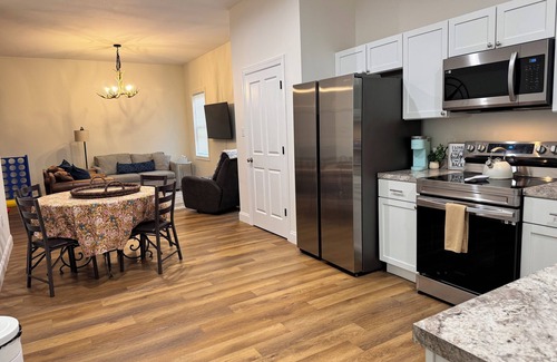Linglestown Cabaña | Sleeps 8! Foosball+Arcade, Private Courtyard, Parking, Washer+Dryer. Great home!