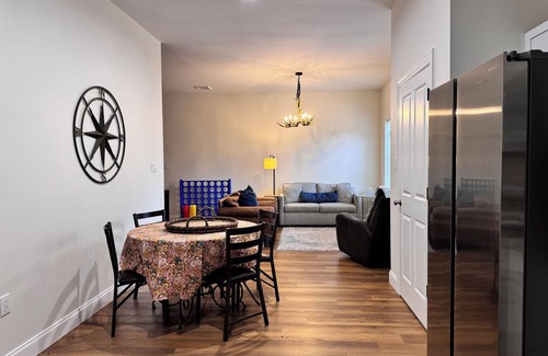 Linglestown Cabaña | Sleeps 8! Foosball+Arcade, Private Courtyard, Parking, Washer+Dryer. Great home!