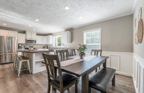 Wallingford Casa | Sleeps 8, hot tub, secluded, spacious