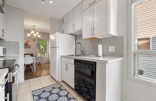 Southeast Calgary Casa | Duermen 8 Cerca de todas las comodidades