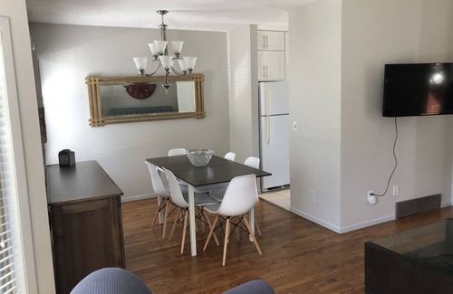 Southeast Calgary Casa | Duermen 8 Cerca de todas las comodidades