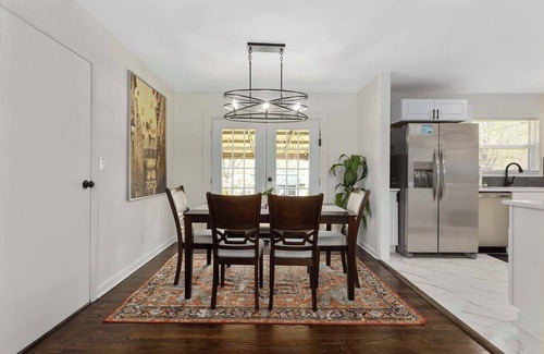 Lee's Summit Casa | Sleeps 9 Kings Beds w/TV's Steps to Shops