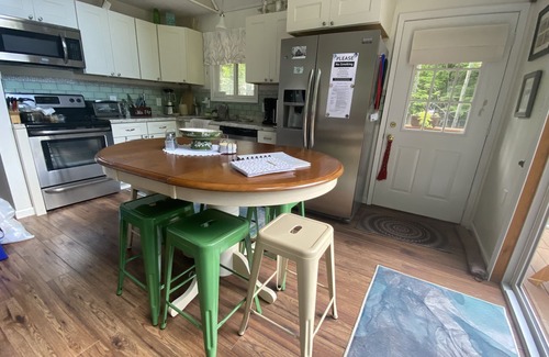 Hamlin Chalet De Esquí | Sleeps six humans + two dogs!