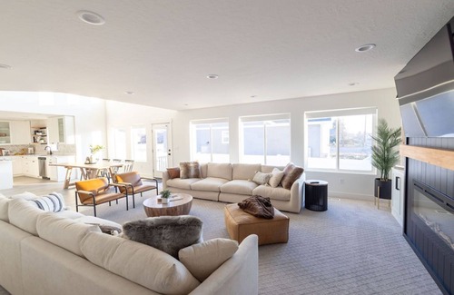 Orem Casa | Sleeps up to 20! 5000sqft 6bd/3.5ba. Basement apartment. 2 kitchens.Luxury Home