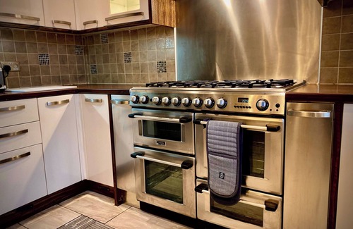 South Shore Casa | Sleeps10-parking-garden-hottub-petfriendly
